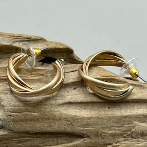 Elegant TwistedGold-Toned Hoop Earrings Luxe Statement for Everyday Wear